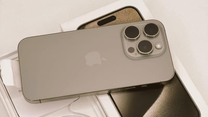 इस फोन को कंपनी  ने ब्लैक, ब्लू, ग्रीन, पिंक और येलो समेत कुल 5 कलर ऑप्शन्स में पेश किया है. इस फोन में 6.1 इंच की  Super Retinna  XDR डिस्प्ले, 6 कोर वाला A16 Bionic चिपसेट,  48MP+12MP का डुअल कैमरा सेटअप, सेल्फी और  वीडियो कॉलिंग के लिए  12MP का फ्रंट कैमरा सेटअप समेत कई खास स्पेसिफिकेशन्स और फीचर्स दिए गए हैं.