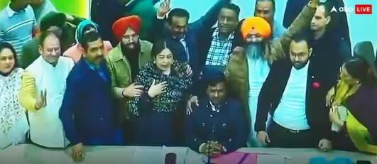 chandigarh-mayor-election-result-read-in-detail-how-despite-of-being-more-in-numbers-aap-congress-candidate-defeated-by-bjp Chandigarh Mayor Election Result: 4 ਵੋਟਾਂ ਤੋਂ ਮਿਲੀ ਜਿੱਤ, 8 ਵੋਟ ਹੋਏ ਰੱਦ...ਚੰਡੀਗੜ੍ਹ ਮੇਅਰ ਚੋਣਾਂ ‘ਚ BJP ਨੇ AAP ਨੂੰ ਕਿਵੇਂ ਹਰਾਇਆ? ਸਮਝੋ ਪੂਰਾ ਮਾਜਰਾ