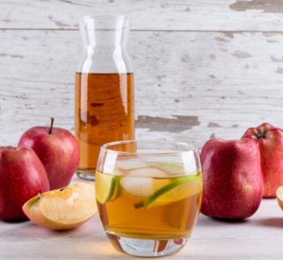 ਤੁਸੀਂ ਖਾਣ ਤੋਂ ਥੋੜ੍ਹਾ ਪਹਿਲਾਂ ਸੇਬ ਦੇ ਸਿਰਕੇ ਨੂੰ ਪਾਣੀ ਵਿੱਚ ਮਿਲਾ ਕੇ ਪੀ ਸਕਦੇ ਹੋ। ਇਹ ਭੁੱਖ ਘੱਟ ਕਰਦਾ ਹੈ ਅਤੇ ਚਰਬੀ ਨੂੰ ਬਰਨ ਕਰਨ ਵਿੱਚ ਵੀ ਮਦਦ ਕਰਦਾ ਹੈ। ਕੋਲੈਸਟ੍ਰਾਲ ਨੂੰ ਘੱਟ ਕਰਨ ਦੇ ਨਾਲ-ਨਾਲ ਇਹ ਭਾਰ ਨੂੰ ਕੰਟਰੋਲ ਕਰਨ ਦਾ ਕੰਮ ਕਰਦਾ ਹੈ।