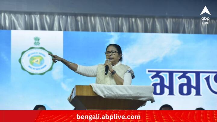 এসবের পাশাপাশি মঙ্গলবার বালুরঘাটের মঞ্চ থেকে এদিন কেন্দ্রীয় প্রকল্পে বঞ্চনার অভিযোগেও ফের সরব হতে শোনা গিয়েছে তৃণমূলনেত্রীকে। (ছবি: Mamata Banerjee Facebook)