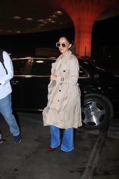 बेज कलर के लॉ़न्ग ओवरकोट के साथ डेनिम पहने एयरपोर्ट पर स्टाइलिश लुक में स्पॉट हुईं Kiara Advani, एक्ट्रेस की अदाएं देख फैंस हुए दीवाने