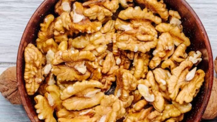 আখরোট ওমেগা-৩ ফ্যাটি অ্যাসিডে সমৃদ্ধ। লিভারে এনজাইমের মাত্রা বৃদ্ধি করে, প্রদাহজনিত সমস্যা থেকে রক্ষা করে। অ্যান্টিঅক্সিড্যান্ট রক্ষা করে লিভারকে। ছবি: পিক্সাবে।