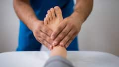 Health Tips: आपके भी पैरों के तलवे और एड़ी में हो रही हैं ये दिक्कतें तो न करें नजरअंदाज, जानें