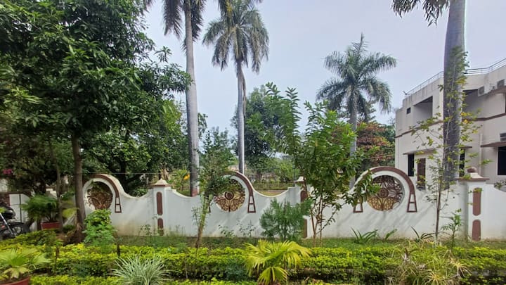 कुलपति और कुलसचिव के वर्तमान बंगले में काफी अंतर है. कुलसचिव का जो बंगला है उसमें केवल चार कमरे हैं जबकि कुलपति के बंगले में आठ कमरे हैं. इनमें दो गेस्ट रूम भी है. इसके अलावा पूरा परिसर 4 एकड़ के क्षेत्र में फैला हुआ है.