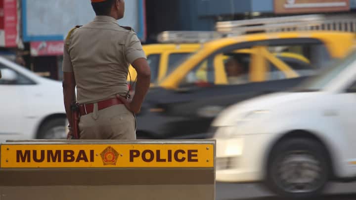 Mumbai Crime News Police start collecting information on arms licensees in Mumbai 11500 people have weapons licenses in Mumbai marathi news मुंबईतील शस्त्र परवानाधारकांची कुंडली काढण्यास सुरूवात; तब्बल 11 हजार 500 जणांकडे शस्त्र परवाना