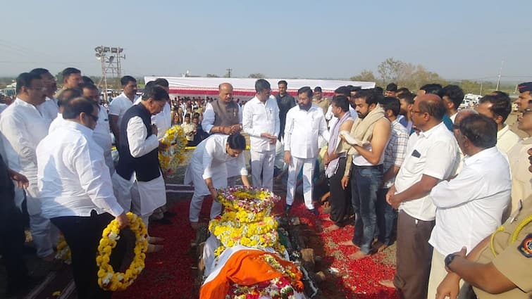 MLA Anil Babar last rites were performed in state honors in sangli district in presence of cm eknath shinde MLA Anil Babar : आमदार अनिल बाबर अनंतात विलीन; शासकीय इतमामात अंत्यसंस्कार, मुख्यमंत्र्यांकडून सांत्वन