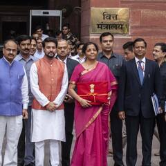 நிதியமைச்சர் நிர்மலா சீதாராமன் முதல்முறையாக தாக்கல் செய்த இந்த பட்ஜெட்,  நடுத்தர குடும்பத்தினருக்கு வரிச் சலுகை அளிப்பதை நோக்கமாகக் கொண்டிருந்தது.  கல்வி, சுகாதாரம் மற்றும் சிறு, குறு தொழில்துறைக்கான ஆதரவையும் உயர்த்தியது. பான் மற்றும் ஆதார் கார்t ஒன்றுக்கொன்று நிகரானதாக அறிவிக்கப்பட்டது.