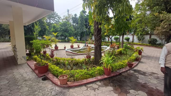 इसी के चलते फिर दफ्तर और निवास के लिए बंगला ढूंढने की जद्दोजहद शुरू हुई. वहीं अब तलाश के बाद कुलसचिव की जगह कुलपति का बंगला फाइनल किया गया. उज्जैन में विक्रम विश्वविद्यालय के कुलपति डॉ अखिलेश पांडेय के बंगले में मुख्यमंत्री डॉक्टर मोहन यादव का नया ठिकाना रहेगा. इसी बंगले से वे दफ्तर भी संचालित करेंगे.