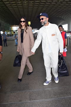 पति आनंद आहूजा का हाथ थामे हुए एयरपोर्ट पर स्पॉट हुईं Sonam Kapoor, सूट-बूट पहने बॉसी लुक में एक्ट्रेस लगीं गजब