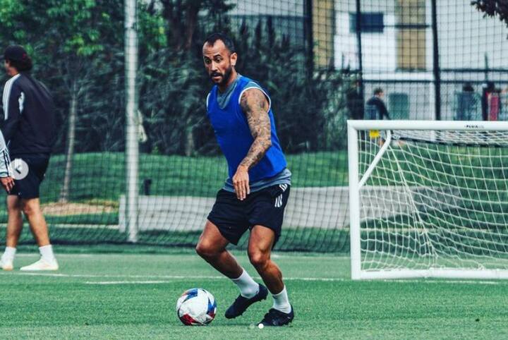 এফসি বার্সেলোনা, ক্লাব ব্রাজ, টরন্টো এফসি ও লস অ্যাঞ্জেলস গ্যালাক্সির মতো দলে খেলেছেন তিনি।