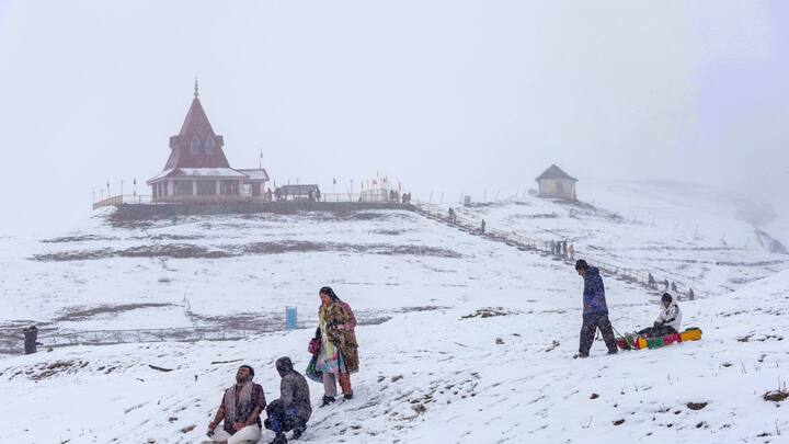 Winter in Kashmir: দীর্ঘ খরা কাটল। মুখ তুলে চাইল প্রকৃতি। ছবি: পিটিআই।