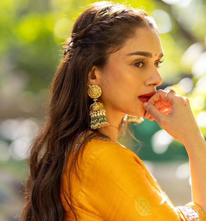 மஞ்சள் நிற ஆடையில் பார்பதற்கு அழகான மாம்பழம் போல் உள்ளார் அதிதி ராவ்.