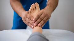 तुमच्या पायात जळजळ होत असेल तर सावध व्हा! 'या' गंभीर आजारांचं लक्षण असण्याचा धोका