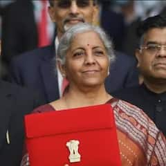 ఆర్థిక మంత్రి నిర్మలా సీతారామన్ సమర్పించిన ఈ బడ్జెట్ ‘అమృత్ కాల్’ వృద్ధిపై దృష్టి సారించింది. 2047 నాటికి భారతదేశాన్ని అభివృద్ధి చెందిన దేశంగా మార్చే లక్ష్యంతో ఈ బడ్జెట్ లో పలు అంశాలను పొందుపరిచారు. ఈ బడ్జెట్ కు ‘అభివృద్ధికి సప్తబుుషి’, లేదా ‘అభివృద్ధికి ఏడు స్తంభాలు’ అనే పేరు పెట్టారు. అందులో సమ్మిళిత వృద్ధి, అభివృద్ధిలో చివరి మైలుకు చేరుకోవడం, మౌలిక సదుపాయాల పెట్టుబడి, హరిత వృద్ధి, యువశక్తి, పూర్తి స్థాయిలో సామర్థ్యాలను వాడుకోవడం వంటి వాటిని సూచిస్తుంది. అలాగే, ఈ బడ్జెట్ లో భారతీయ రైల్వేలకు రికార్డు స్థాయిలో రూ.2.4 ట్రిలియన్ల బడ్జెట్ కేటాయింపులు చేశారు.