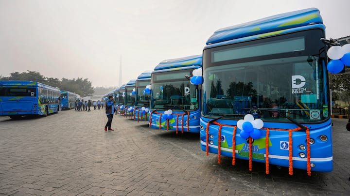 Delhi DTC Buses Pass: राजधानी दिल्ली में रोजाना हजारों लोग पहुंचते हैं और यहां कई जगहों पर घूमने जाते हैं. दिल्ली में कई ऐसी जगह हैं, जहां पर टूरिस्ट सबसे ज्यादा जाते हैं.