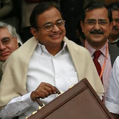 ఆర్థిక మంత్రి పి.చిదంబరం సమర్పించిన ఈ బడ్జెట్ దేశీయ కంపెనీలు, వ్యక్తులకు పన్ను తగ్గింపులతో వృద్ధిని పెంచింది. అలాగే, పెట్టుబడులను సైతం ఆకర్షించింది. కస్టమ్ సుంకాలు కూడా తగ్గించబడ్డాయి. విద్య, ఆరోగ్య సంరక్షణ, మౌలిక సదుపాయాలపై బడ్జెట్ కేటాయింపులు పెరిగాయి.