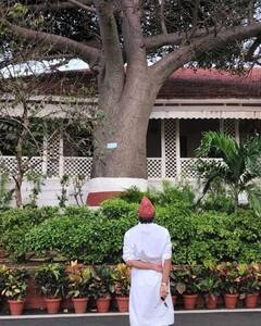 मूंगफली और सिगरेट बेचकर किया गुजारा, आज 200 करोड़ का मालिक है ये सुपरस्टार, पहचाना क्या?