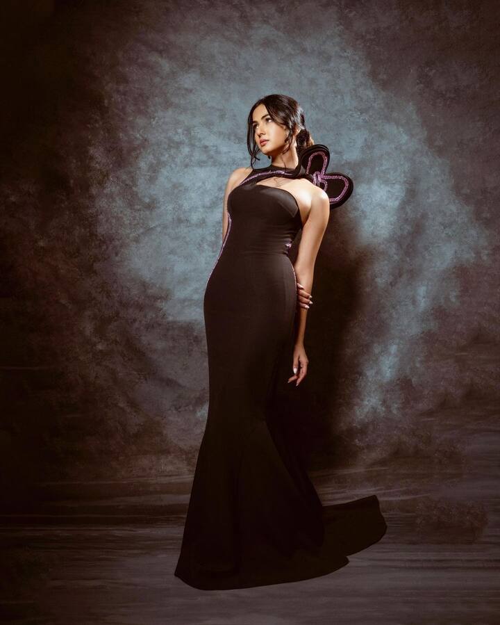 સોનલ પણ તેની ફેશન સેન્સના કારણે ઘણીવાર ટ્રેન્ડમાં રહે છે. અભિનેત્રી દરેક લૂકમાં ખૂબ જ બોલ્ડ લાગે છે.