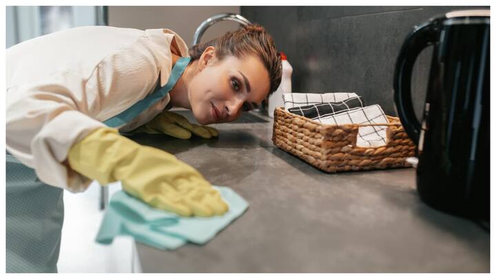 अपने कपड़े खुद अपने हाथों से धोना एक पूरी तरह शारीरिक व्यायाम का काम करता है. इसमें आपको बार-बार बाल्टी को उठाना और रखना पड़ता है जिससे आपकी बांहों और शरीर में गतिशीलता आती है.