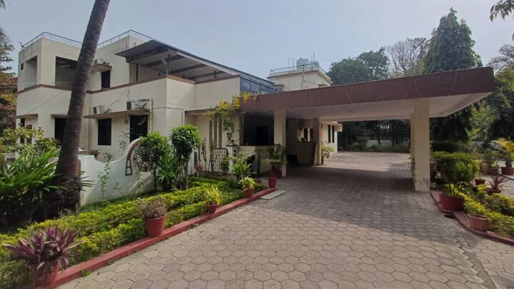 कुलपति और कुल सचिव के बंगले में एक सबसे महत्वपूर्ण अंतर सुरक्षा की दृष्टि से भी देखा जा रहा है. कुलसचिव के बंगले की बाउंड्री वाल काफी नीची है और आसपास पूरा इलाका खुला है, जबकि मुख्यमंत्री डॉ मोहन यादव का यहां पर कारकेट खड़ा होना भी मुश्किल है.