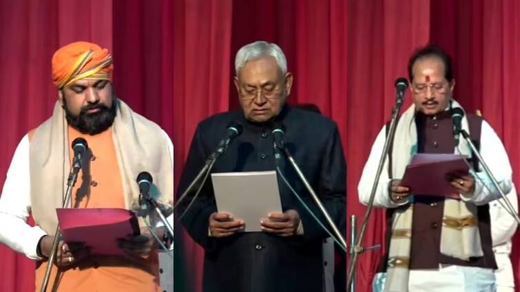 It is not mentioned anywhere in the constitution, but why 26 Deputy Chief Ministers, Deputy CMs in 14 states of the country abpp બંધારણમાં ક્યાંય ઉલ્લેખ નહિ પરંતુ દેશના 14 રાજ્યોમાં 26 ઉપમુખ્યમંત્રી, ડેપ્યુટી CMની દેશમાં કેમ લાગી હોડ?