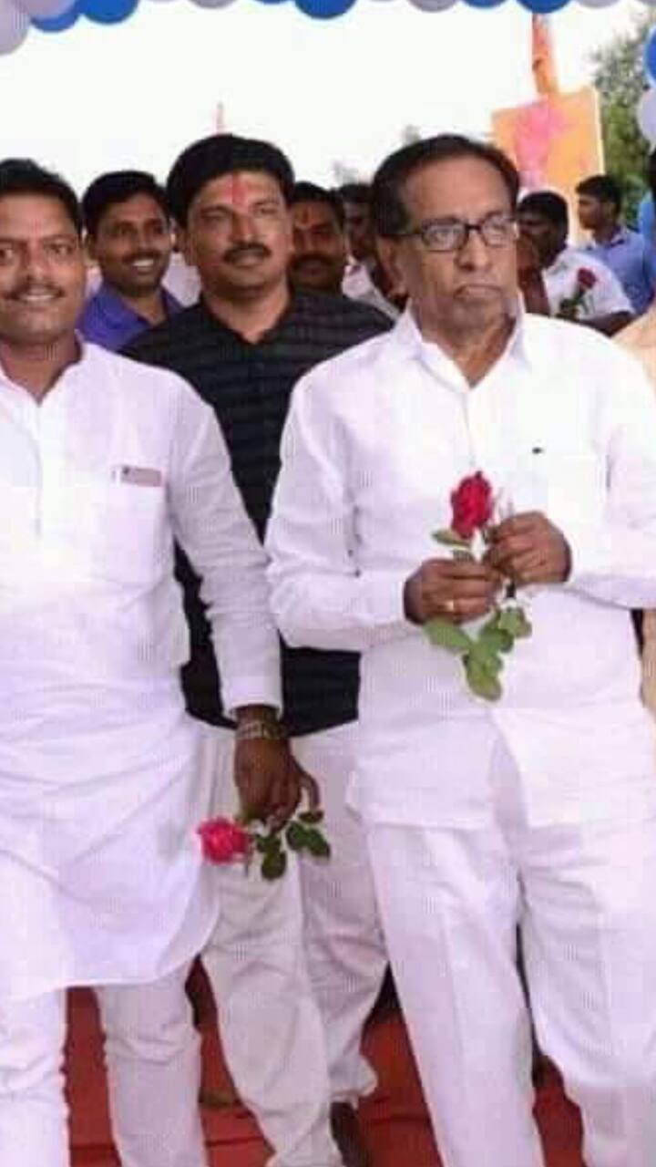 मंत्रिपदाची नव्हे तर टेंभू योजना पूर्ण करण्यासाठी आणि मतदार संघातील लोकांच्या विकासाच्या अपेक्षा पूर्ण करण्यासाठी आपण एकनाथ शिंदे यांच्या बरोबर आहोत, अशी प्रतिक्रिया खानापूर आटपाडीचे आमदार अनिल बाबर यांनी दिली होती. (Photo credit : Facebook/@Anil Babar)