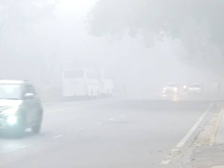 Traffic on Kamraj Marg in Delhi amid dense fog on Wednesday morning. (Photo: ANI)