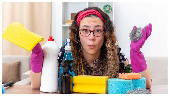 सीढ़ियां चढ़ना और उतरना शरीर को फिट रखने का एक बहुत ही अच्छा तरीका है. अगर आप रोजाना कम से कम 10-15 मिनट के लिए सीढ़ियां चढ़ें और उतरें तो इससे आपके पैरों और पूरे शरीर की मांसपेशियां मजबूत होंगी.