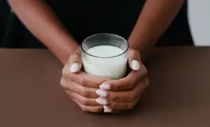 Milk before sleeping at night benefits  Drinking milk : રાત્રે દૂધ પીવુ સ્વાસ્થ્ય માટે ખૂબ જ ફાયદાકારક, રોગપ્રતિકારક શક્તિ વધારે છે