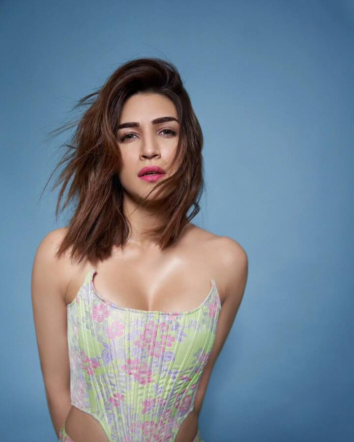 తాజాగా స్లీవ్​ లెస్ టాప్​లో యద అందాలను ఆరబోస్తూ ఫోటోషూట్ చేసింది. పాస్టెల్ గ్రీన్ కలర్ ఔట్​ఫిట్​లో మెరిసే మేకప్​తో తన లుక్స్​ని సెట్ చేసింది.(Images Source : Instagram/kritisanon)