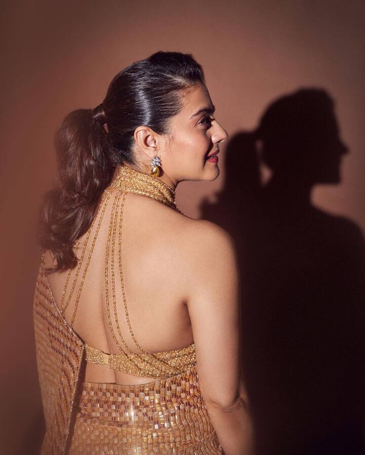 మనీష్ మల్హోత్ర డిజైన్స్ అంటే సెలబ్రేటీలు ఎందుకంతా మొగ్గు చూపిస్తారో కాజోన్ బ్లౌజ్ డిజైన్ చూస్తే అర్థమవుతుంది. గోల్డెన్ కలర్ బ్లౌజ్ బ్యాక్​ను గ్లోల్డెన్ చైన్స్​తో అందంగా డిజైన్ చేశారు.(Images Source : Instagram/manishmalhotra05)