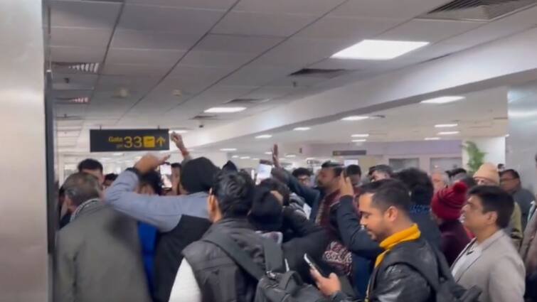 Delhi Deoghar IndiGo flight Passengers raise slogans and protest against the airline Watch: दिल्ली से देवघर जाने वाली IndiGo की फ्लाइट कैंसिल, पैसेंजर्स ने की जमकर नारेबाजी
