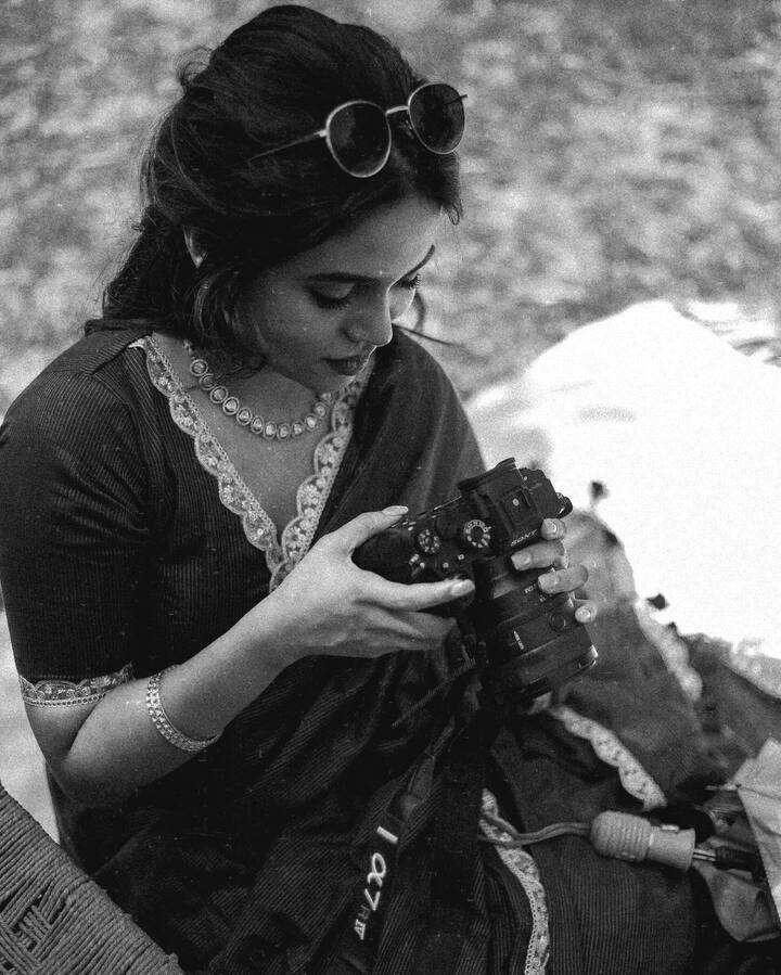 இசைக்குடும்பத்தில் பிறந்துவிட்டு பாடாமல் இருந்தால் எப்படி..? ஜி.வி.பிரகாஷ் இசை அமைப்பில் உருவான புத்தம் புது காலை படத்தில் 3 பாடல்களை பாடியுள்ளார்.