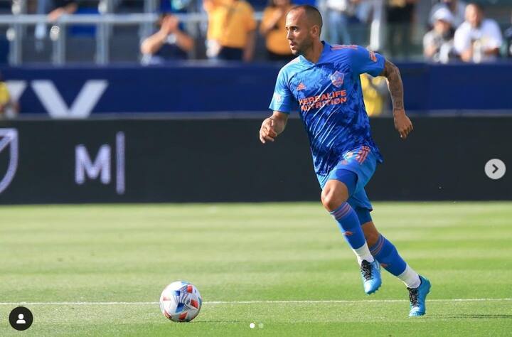 ক্লাব ব্রাজ ছাড়ার পর থেকে একাধিক ক্লাবে খেলেছেন ভাজকেজ়। ইস্টবেঙ্গলে যোগ দিয়ে তিনি বলেছেন, 'ইস্টবেঙ্গলে যোগ দিয়ে আমি ভীষণ খুশি। কোচ কার্লেস ও সহকারী কোচ দিমাসের কাছে শুনেছি এখানে মানুষ ফুটবল নিয়ে কতটা আবেগপ্রবণ। এই ক্লাবে খেলতে পারব ভেবে রোমাঞ্চিত।' (ছবি - ভাজকেজ়ের ইউনস্টাগ্রাম থেকে নেওয়া))