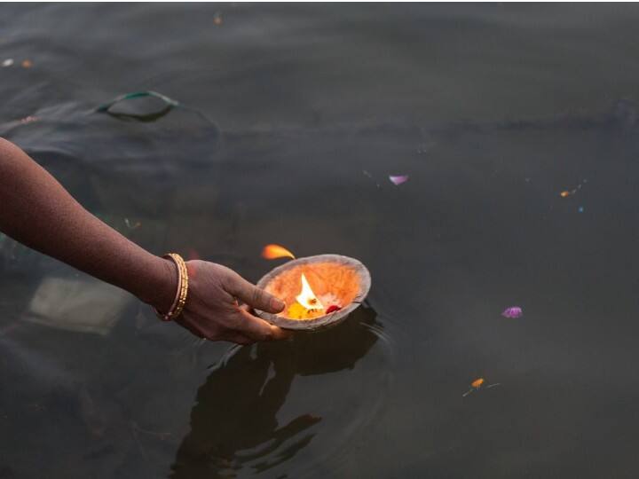 मौनी अमावस्या के दिन कंबल, चावल, दूध, तेल, मिठाई, आटा, शक्कर, आदि का जरुरतमंदों को दान करें. इससे नौकरी-व्यापार में आ रही बाधाएं दूर होती है. कष्टों का शमन होता है.