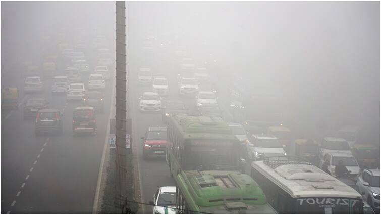 delhi is predicted to witness thunderstorm accompanied by gusty winds Delhi Weather: दिल्ली को नहीं मिल रही ठंड से राहत! 13 साल में दूसरी बार बेहद ठंडा रहा जनवरी का महीना