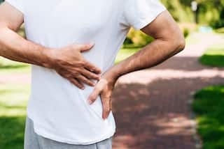 Health Tips : किडनी स्टोनची 'ही' 7 लक्षणे दिसल्यास दुर्लक्ष करू नका; दुर्लक्ष करणं पडू शकतं महागात
