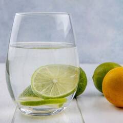 Hot Lemon Water: ਜਾਣੋ 5 ਕਾਰਨ ਜਿਸ ਕਰਕੇ ਤੁਹਾਨੂੰ ਗਰਮ ਪਾਣੀ ਵਿੱਚ ਨਿੰਬੂ ਦੇ ਰਸ ਦਾ ਸੇਵਨ ਜ਼ਰੂਰ ਕਰਨਾ ਚਾਹੀਦੈ