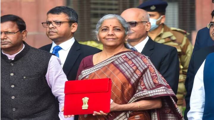 साल 2022 के बजट को पेश करते वक्त वित्त मंत्री निर्मला सीतारमण भूरे रंग की साड़ी में नजर आई थी. यह रंग सुरक्षा का प्रतीक माना जाता है.