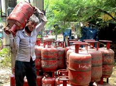 Gas Cylinder: देश में किन लोगों को मिलता है आधे दाम में गैस सिलेंडर?