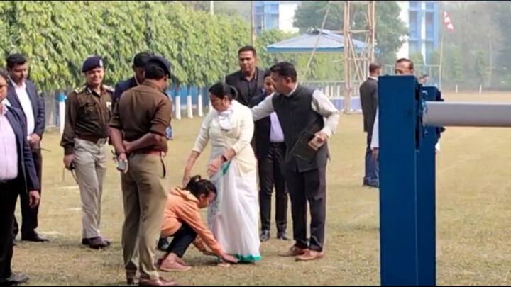 একই দিনে প্রায় একই সময়ে একই জেলায় মমতা বন্দ্যোপাধ্যায় ও রাহুল গান্ধী। আজ দক্ষিণ দিনাজপুরের বালুরঘাট থেকে হেলিকপ্টারে চড়ে মালদায় পৌঁছন মুখ্যমন্ত্রী।