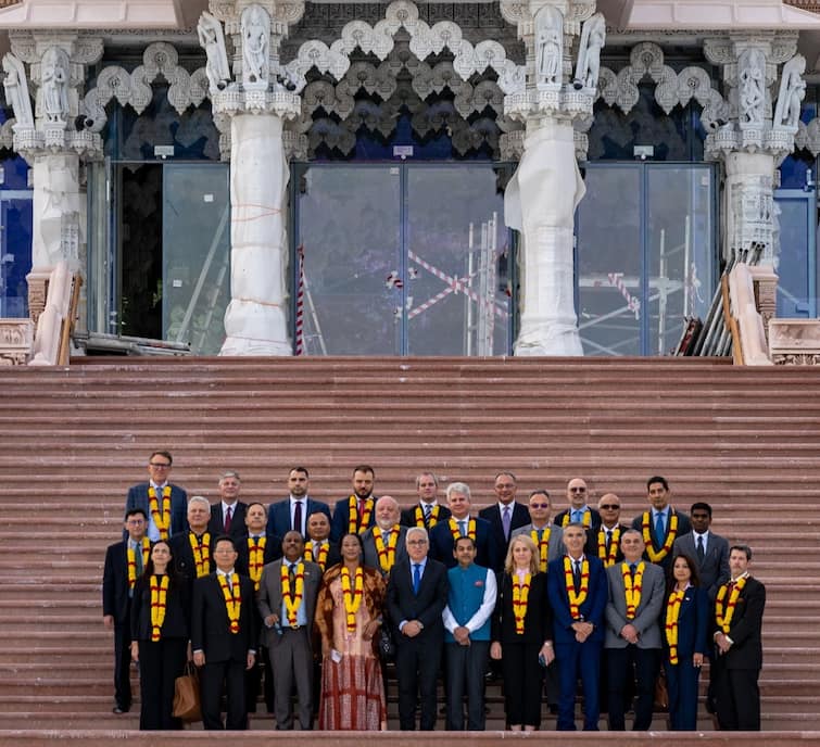 Ambassadors and diplomats from 42 countries visited the BAPS Hindu Temple in Abu Dhabi on a cultural tour 42 દેશોના રાજદૂતો અને રાજદ્વારીઓએ અબુ ધાબીમાં BAPS હિંદુ મંદિરની સાંસ્કૃતિક યાત્રા કરી