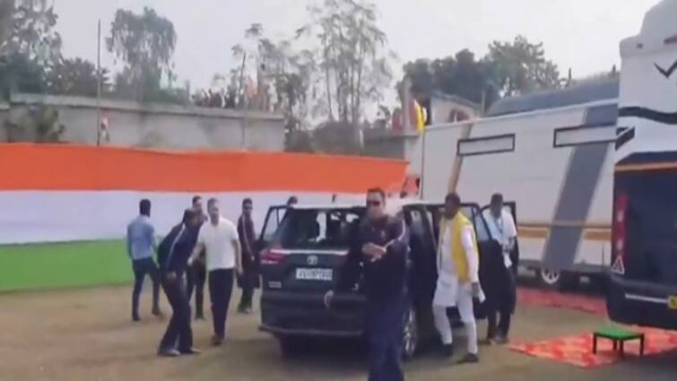 Rahul Gandhi vehicle vandalised in West Bengal Malda during Bharat Jodo Nyay Yatra ராகுல் காந்தி வாகனம் மீது தாக்குதல்.. யாத்திரையில் விஷமிகள் செய்த காரியம்.. நடந்தது என்ன?