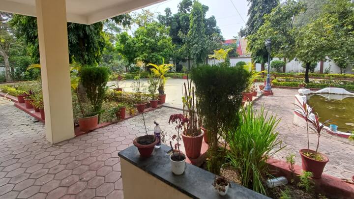 पहले मुख्यमंत्री डॉ मोहन यादव कुलसचिव के बंगले में शिफ्ट होने वाले थे, लेकिन अब कुलपति के बंगले में उनके शिफ्ट होने की तैयारी चल रही है. अभी कुलपति का सामान कुलसचिव के बंगले में भेजा जा रहा है.