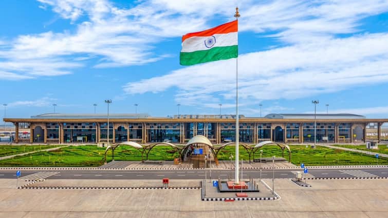 Gujarat Surat airport is declared as international airport central government notifies सूरत का हवाई अड्डा बन गया इंटरनेशनल एयरपोर्ट, सरकार ने जारी किया नोटिफिकेशन