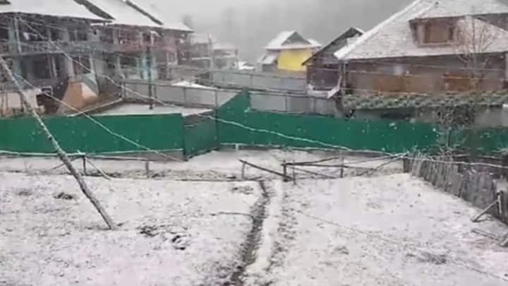 ইতিমধ্যেই তার ইঙ্গিতও মিলতে শুরু করেছে। গুলমার্গ, সোনমার্গে ভিড় জমাতে শুরু করেছেন পর্যটকরা। রাস্তাঘাট সব ঢেকে গিয়েছে তুষারে। কুপওয়ারা, বন্দিপোরা, বরামুল্লা, গান্দেরওয়াল, শোপিয়ান, কুলগাম এবং অনন্তনাগেও তুষারপাতে আগামী কয়েক দিন তুষারপাত চলবে। ছবি: ভিডিও ফুটেজ থেকে সংগৃহীত।