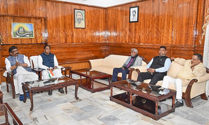 विधायक दल की मीटिंग के बाद चंपई सोरेन को मुख्यमंत्री पद की कमान सौंपी गई. इससे पहले मंगलवार को सोरेन रांची में अपने आधिकारिक आवास पहुंचे. यहां विधायक दल की बैठक हुई. बैठक में मुख्यमंत्री की पत्नी कल्पना सोरेन भी मौजूद रहीं. वह विधायक नहीं हैं. इसके बाद से ही मुख्यमंत्री पद को लेकर अटकलें लगाई जाने लगी. (PTI)