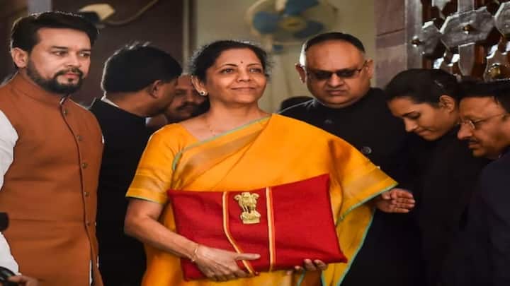साल 2020 में वित्त मंत्री निर्मला सीतारमण ने पीले रंग की साड़ी का चुनाव किया था. यह रंग सदा नई ऊर्जा का प्रतीक है.