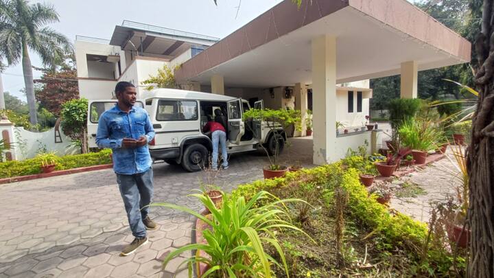 इसी प्रकार यदि कुलपति का बंगला देखा जाए तो वह सुरक्षा की दृष्टि से चारों तरफ ऊंची बाउंड्री वाल है. इतना ही नहीं पूरा एरिया दो बाउंड्री वालों के जरिए कवर्ड किया गया है. इसके अतिरिक्त क्षेत्रफल की दृष्टि से भी बंगला दोगुना बड़ा है. यहां पर कारकेट खड़ी करने की भी पर्याप्त व्यवस्था है.
