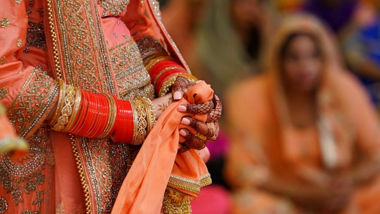 Ballia samuhik vivah yojana fraud brides marriage without groom video viral FIR filed ANN Ballia News: सामूहिक विवाह में बिना दूल्हे के दुल्हनों की करा दी गई शादी, मचा हड़कंप